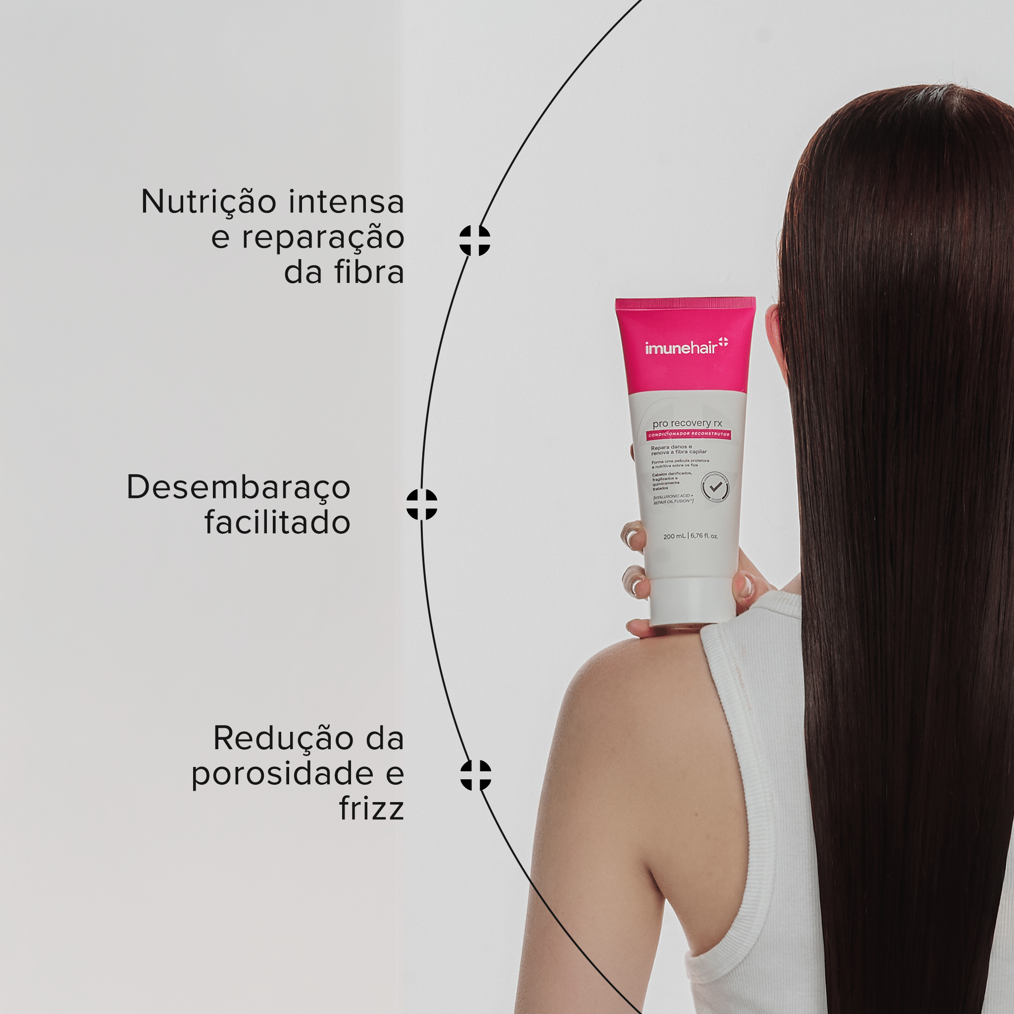 Mulher ruiva de costas, segurando o condicionador reconstrutor que nutre intensamente e repara a fibra capilar. Que facilita desembaraçar o cabelo e reduz a porosidade e frizz.