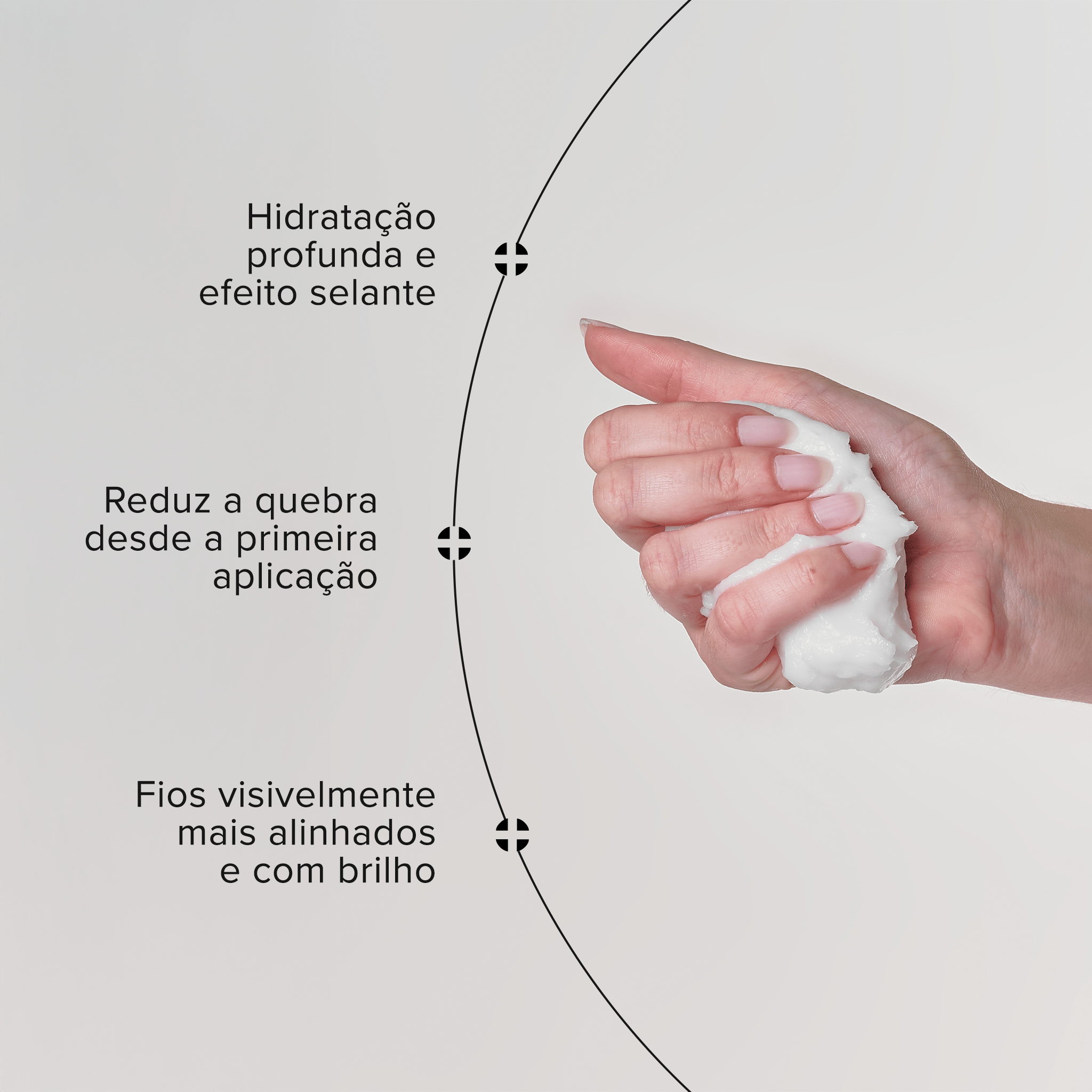 Mão feminina com a máscara reconstrutora que hidrata profundamente com efeito selante, reduz a quebra desde a primeira aplicação e que deixa os fios visivelmente mais alinhados e com brilho.