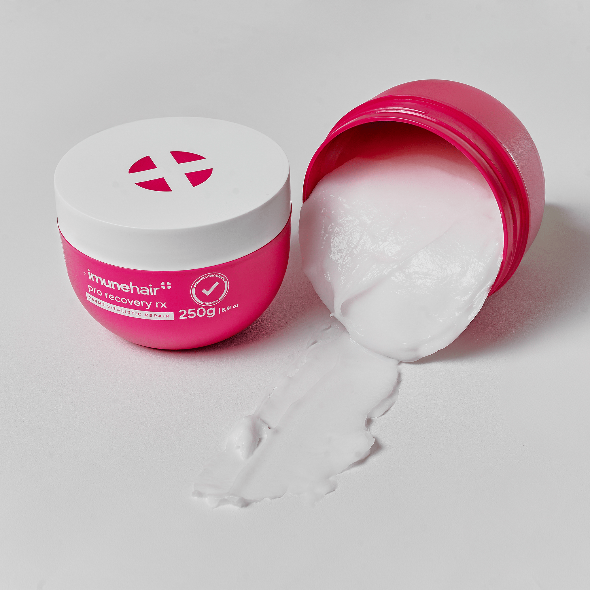 Máscara capilar no pote rosa aberto, destacando sua textura encorpada.