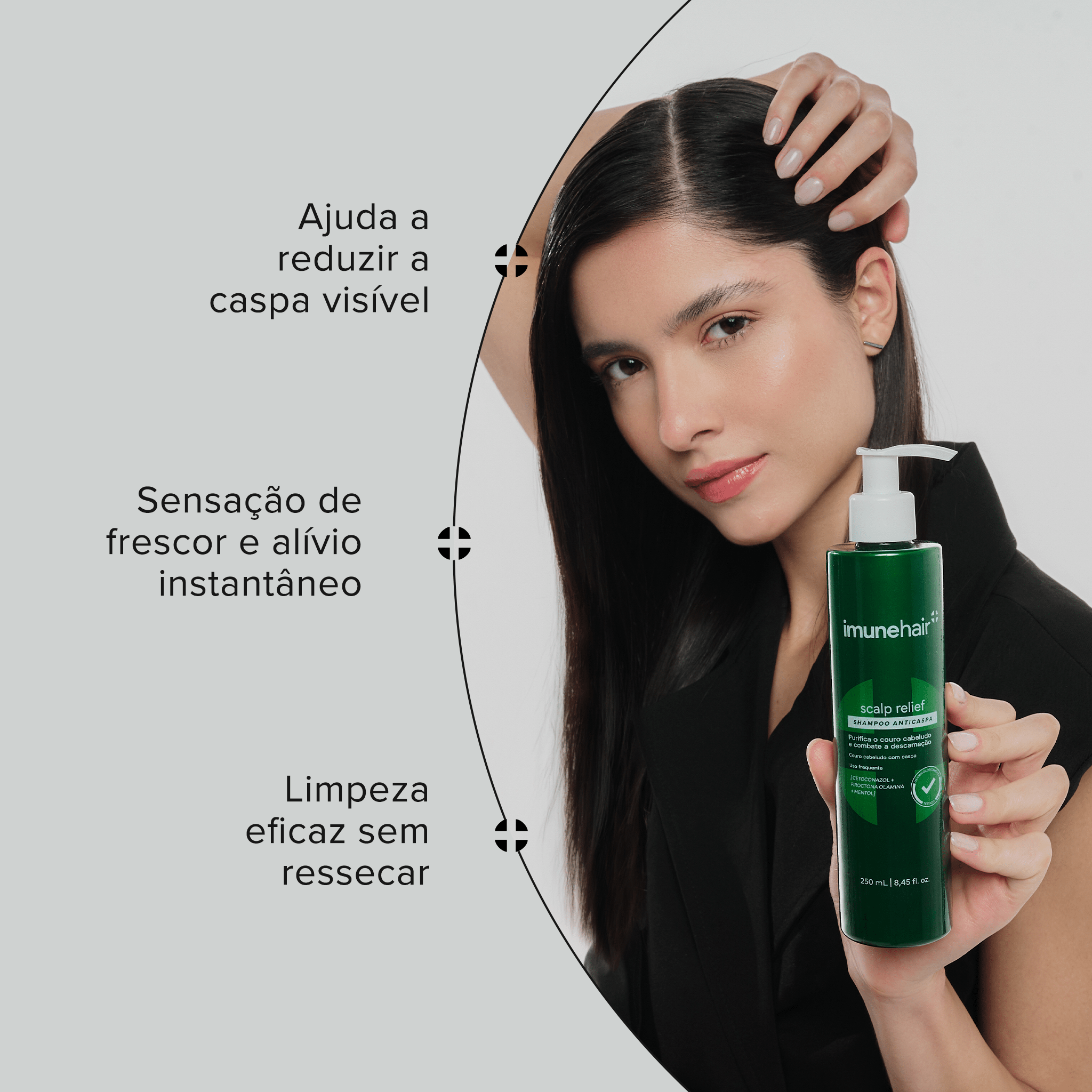 Mulher morena segurando o shampoo anticaspa que ajuda a reduzir a caspa visível, oferece sensação de frescor e alívio e limpa de forma eficaz sem ressecar.