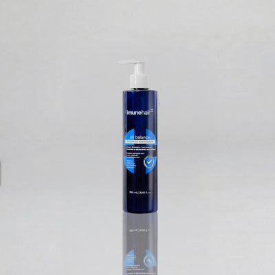 Embalagem azul do shampoo antioleosidade, com o nome Oil Balance Shampoo Purificante de 250ml.
