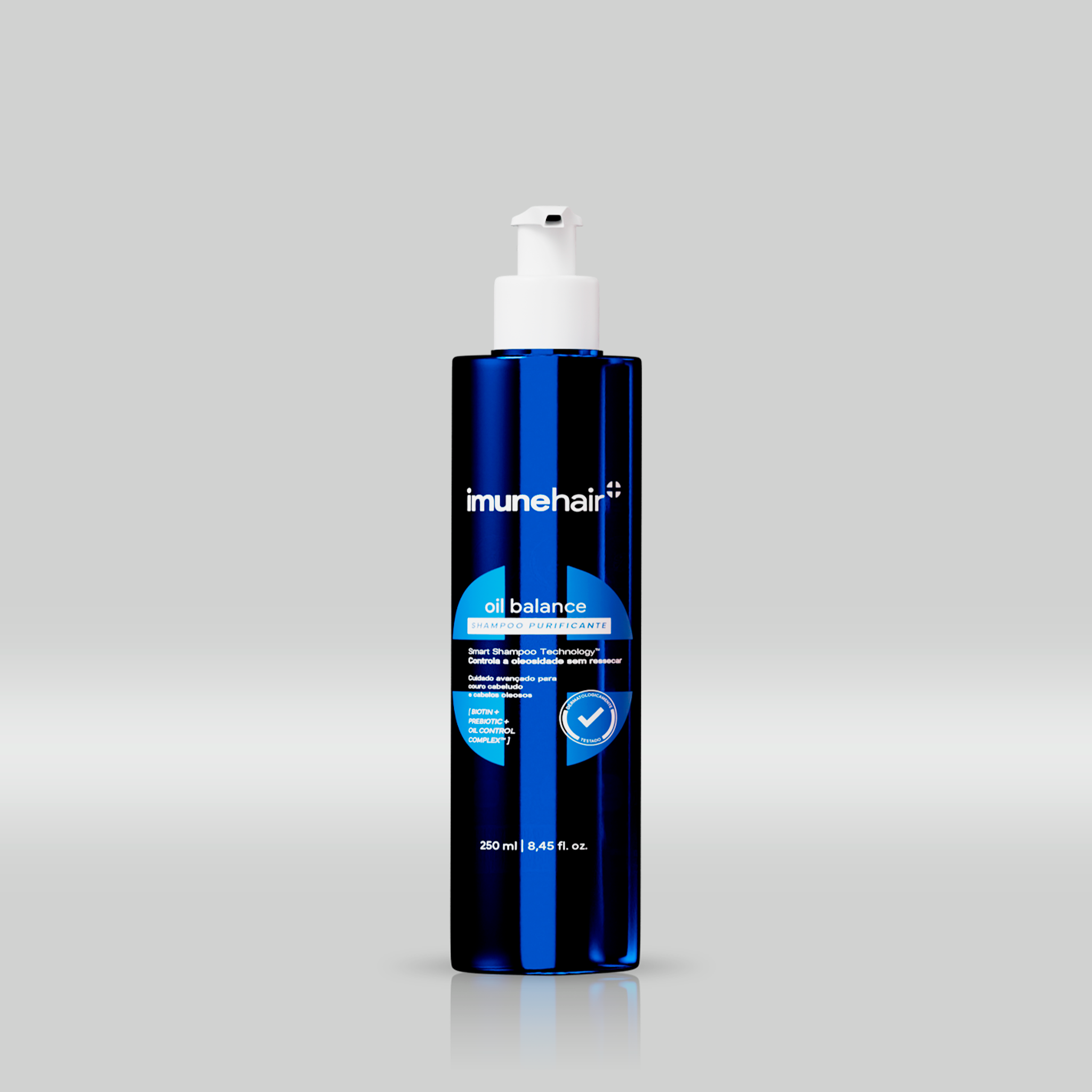 Embalagem azul do shampoo antioleosidade, com o nome Oil Balance Shampoo Purificante de 250ml.