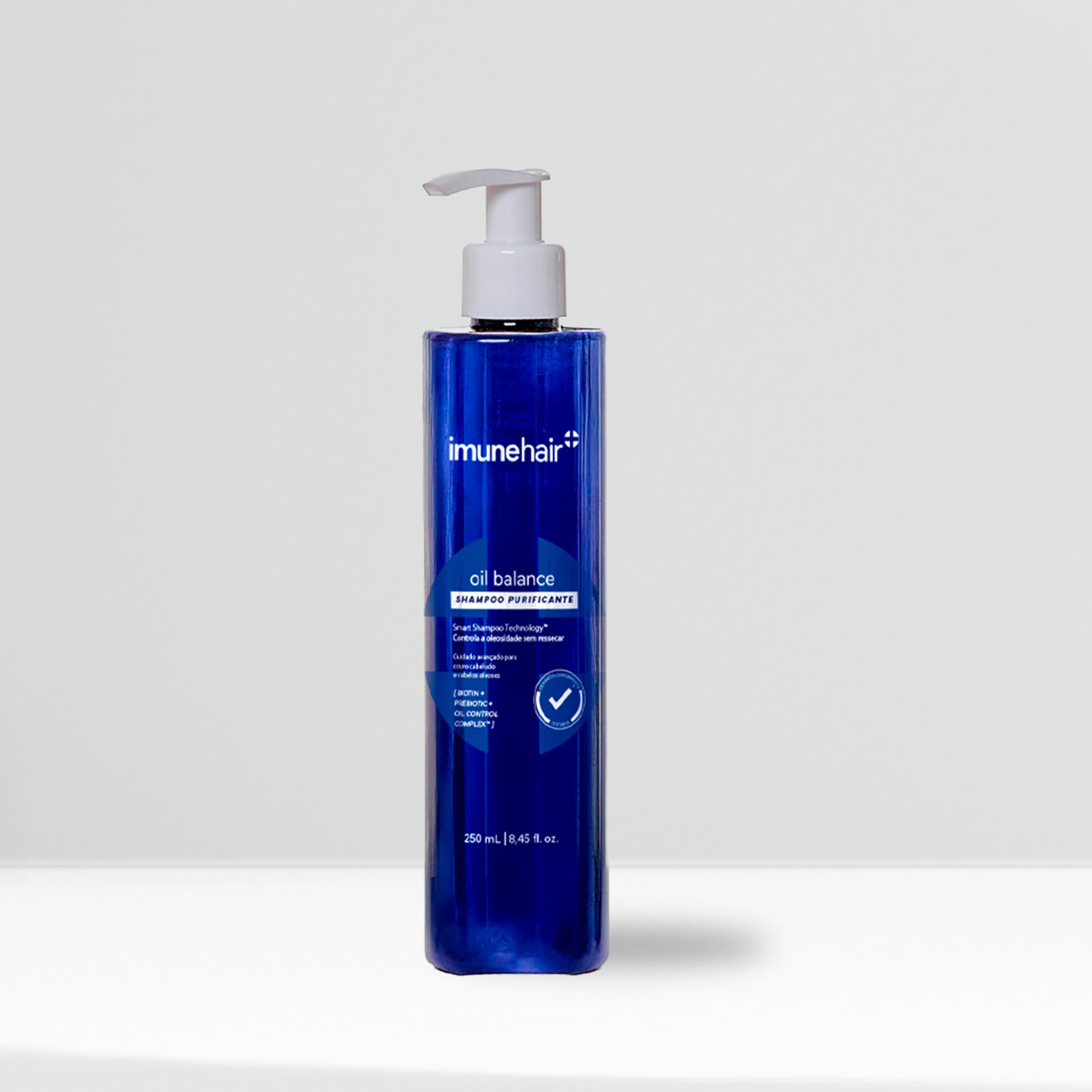 Embalagem azul do shampoo antioleosidade, com o nome Oil Balance Shampoo Purificante de 250ml.