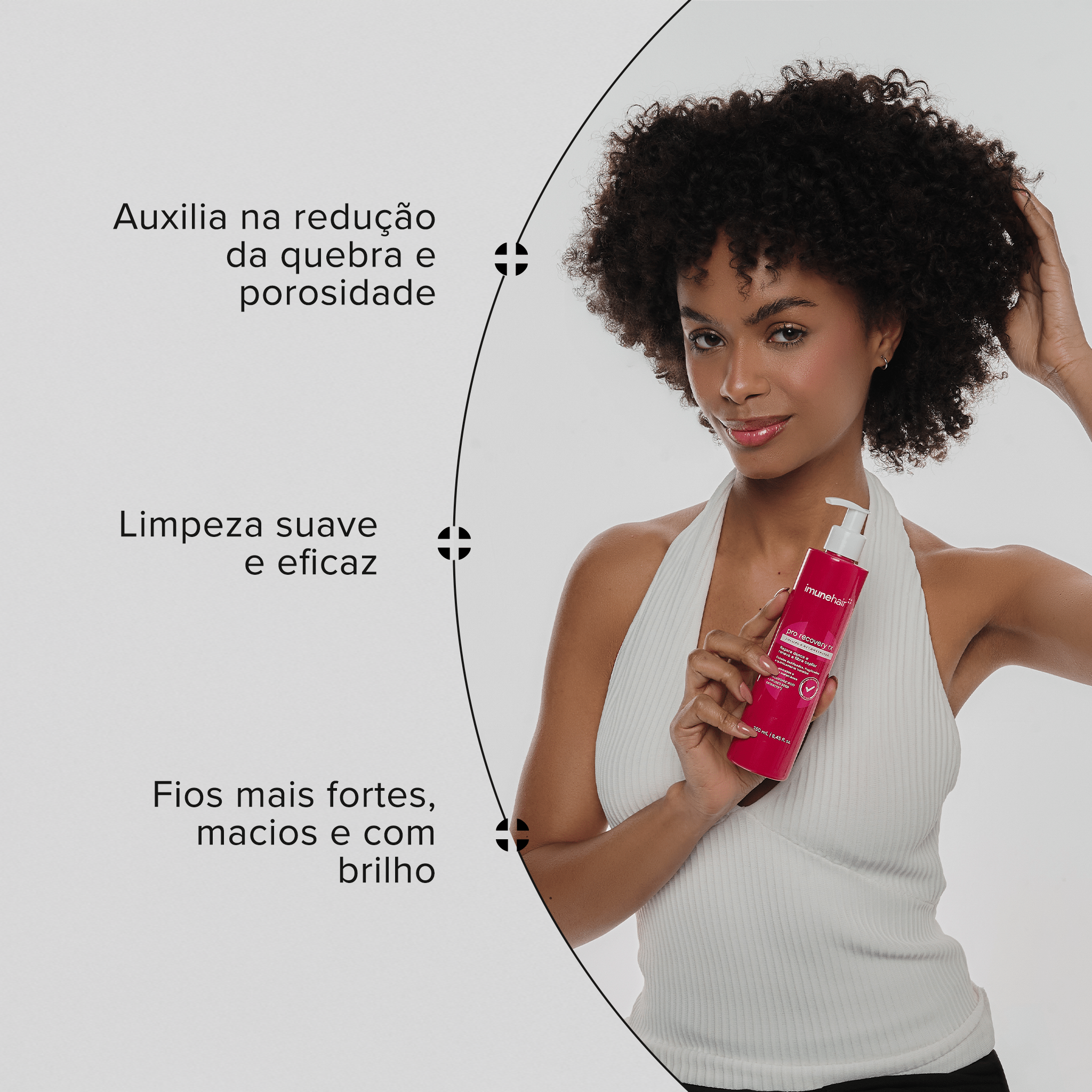 Mulher morena com shampoo rosa de 250ml que ajuda na reconstrução do cabelo, deixando os cabelos mais fortes, macios e com brilho e, auxilia na redução da quebra e porosidade.