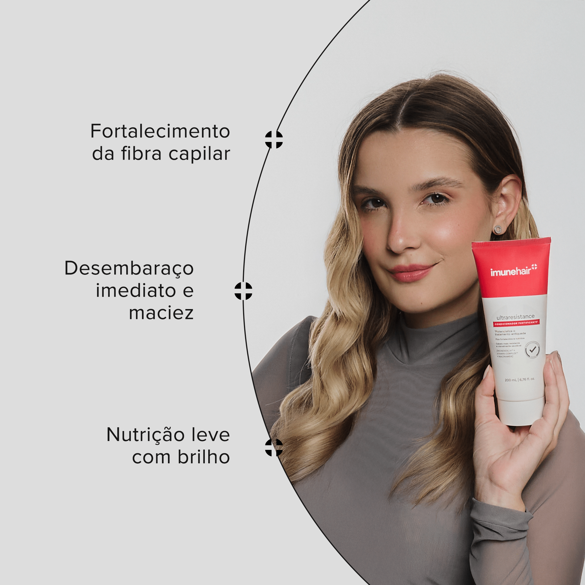 Mulher loira segurando o condicionador fortificante que desembaraça facilmente, nutre, da brilho e maciez e, fortalece a fibra capilar.