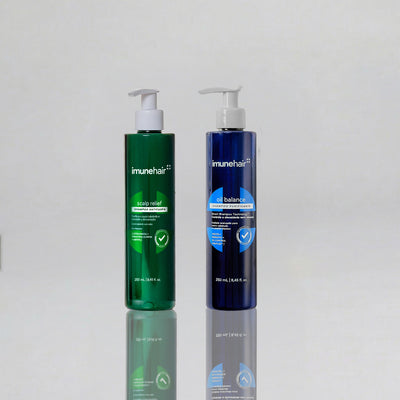 Uma embalagem verde do shampoo anticaspa, com o nome Scalp Relief Shampoo Anticaspa de 250ml. Outra embalagem azul do shampoo antioleosidade, com o nome Oil Balance Shampoo Purificante de 250ml.
