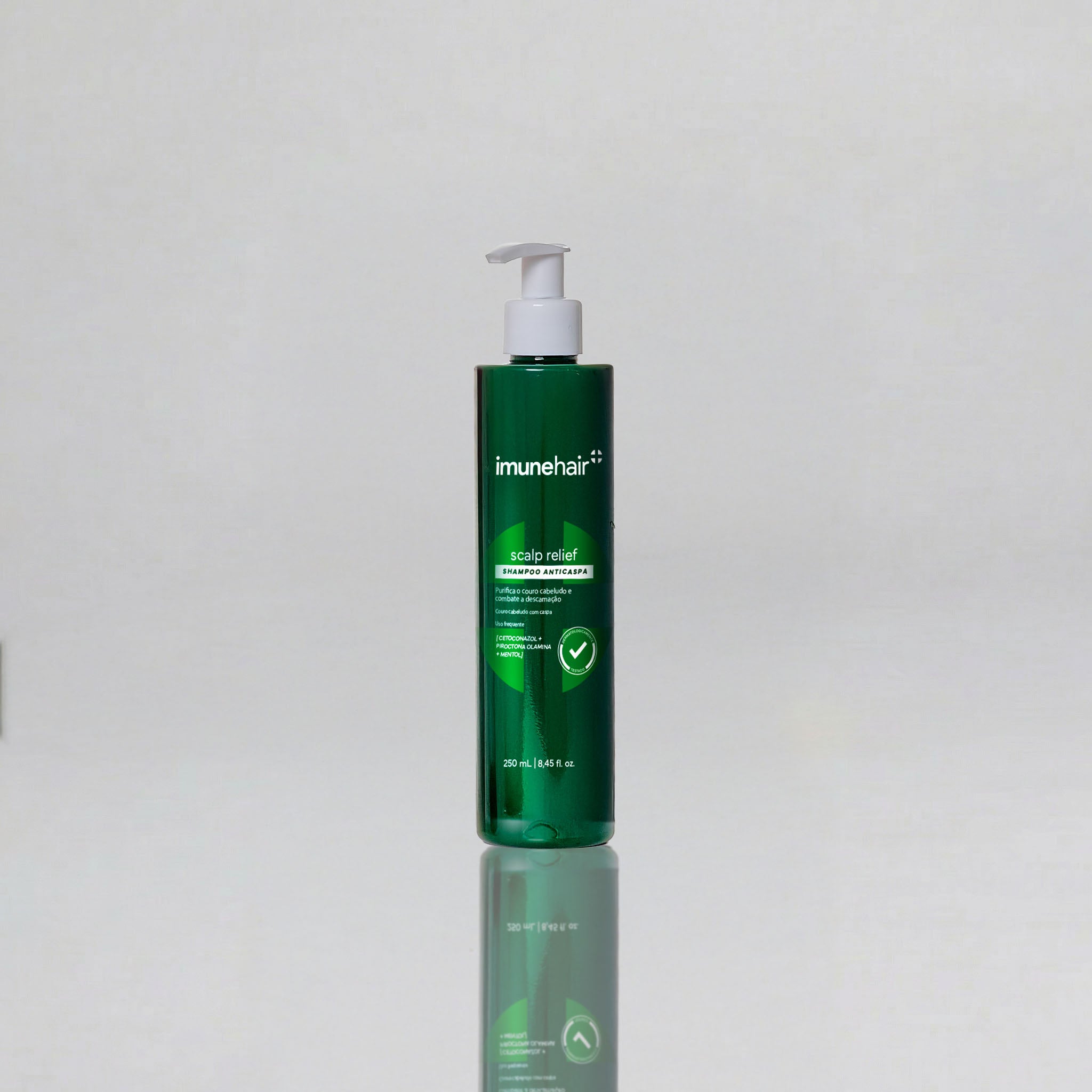 Embalagem verde do shampoo anticaspa, com o nome Scalp Relief Shampoo Anticaspa de 250ml.