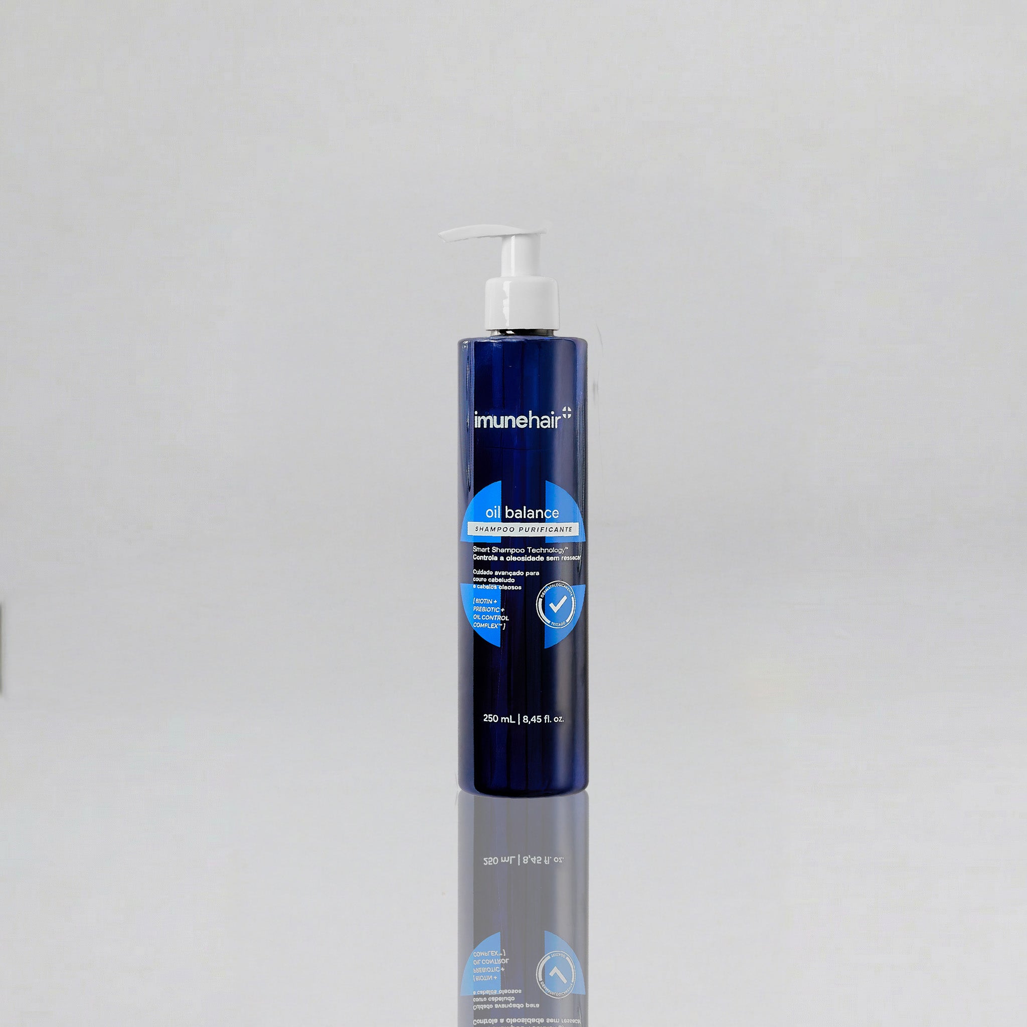 Embalagem azul do shampoo antioleosidade, com o nome Oil Balance Shampoo Purificante de 250ml.
